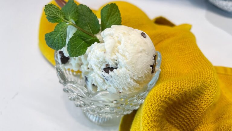 Einfache Rezepte für selbstgemachte Minzschokoladeneis-Sauce