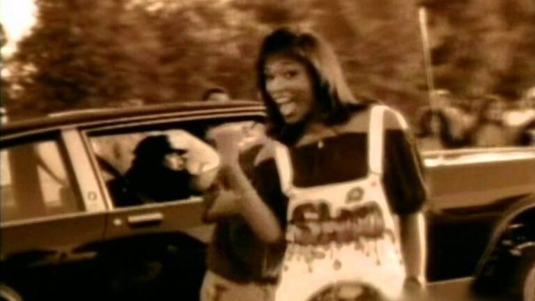 Genuss eines kalten Kakao-Getränks an einem sonnigen Nachmittag