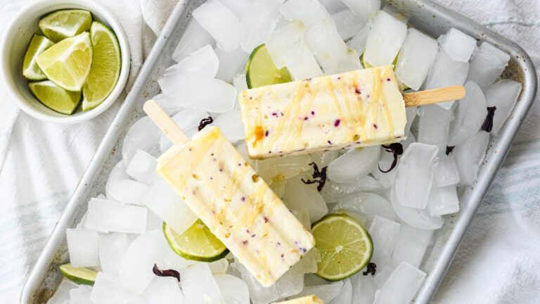 Hausgemachtes gefrorenes Joghurt mit tropischem Flair