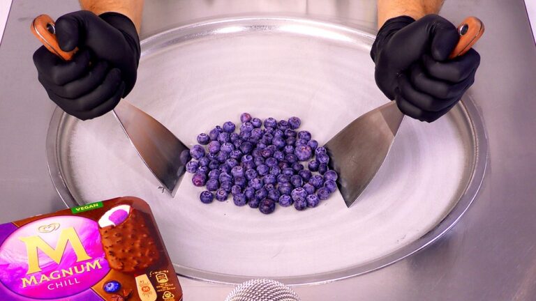 Dessert-Genuss: Eis mit Keksbr&ouml;sel verfeinern