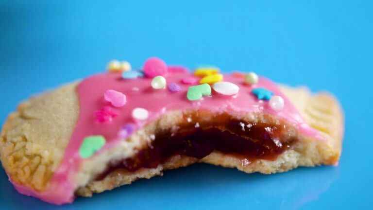 Desserts mit Regenbogenstreuseln verfeinern