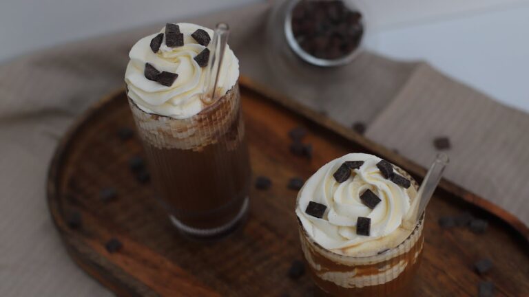 Kreative Toppings f&uuml;r Eiskaffee mit Sahne