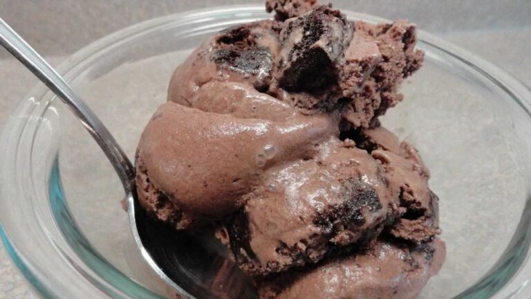 Leckere M&ouml;glichkeiten, dein Eis mit Brownie-St&uuml;cken zu verfeinern
